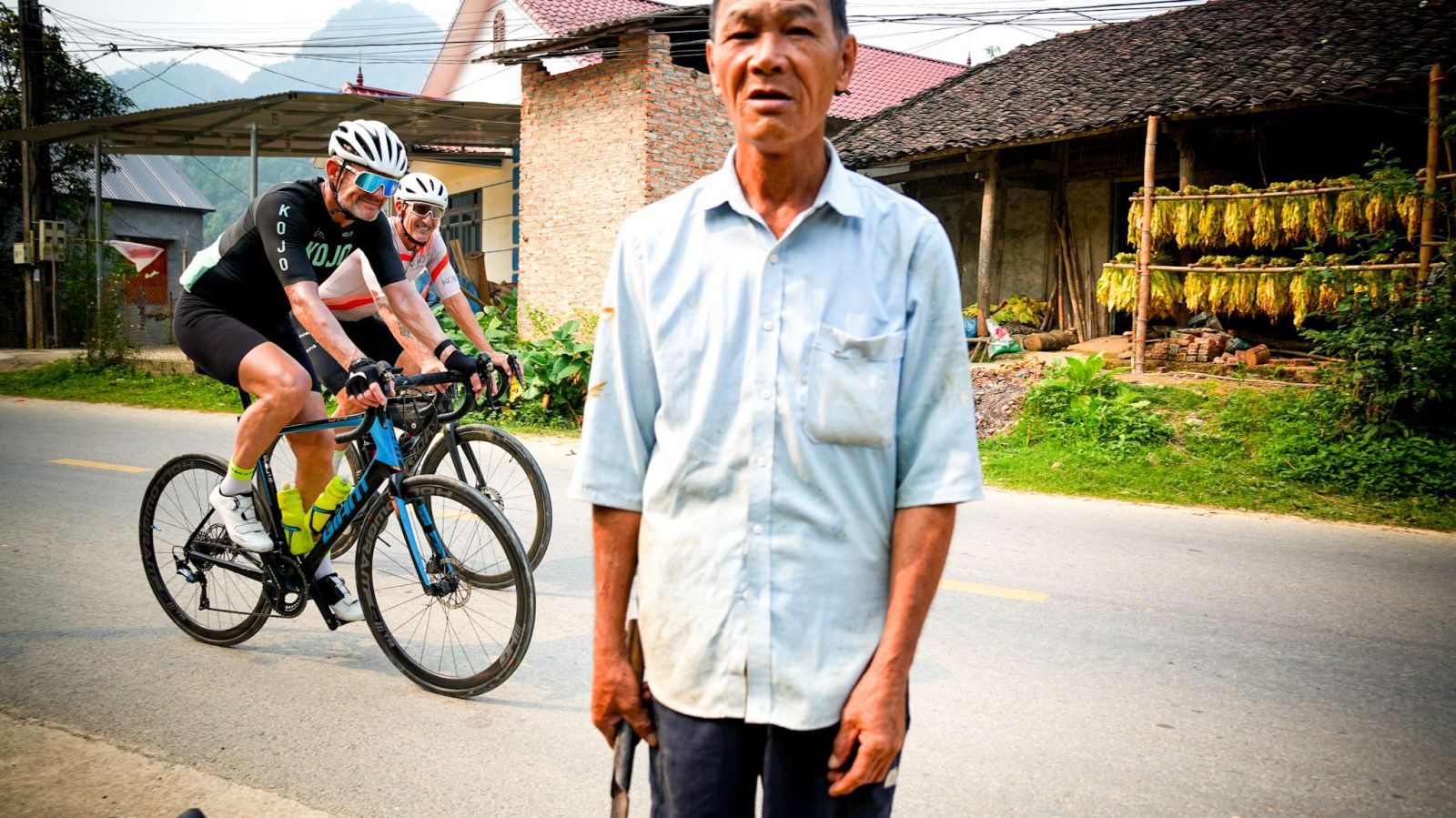 chat-with-local-people-on-the-way-from-cao-bang-to-bao-lac