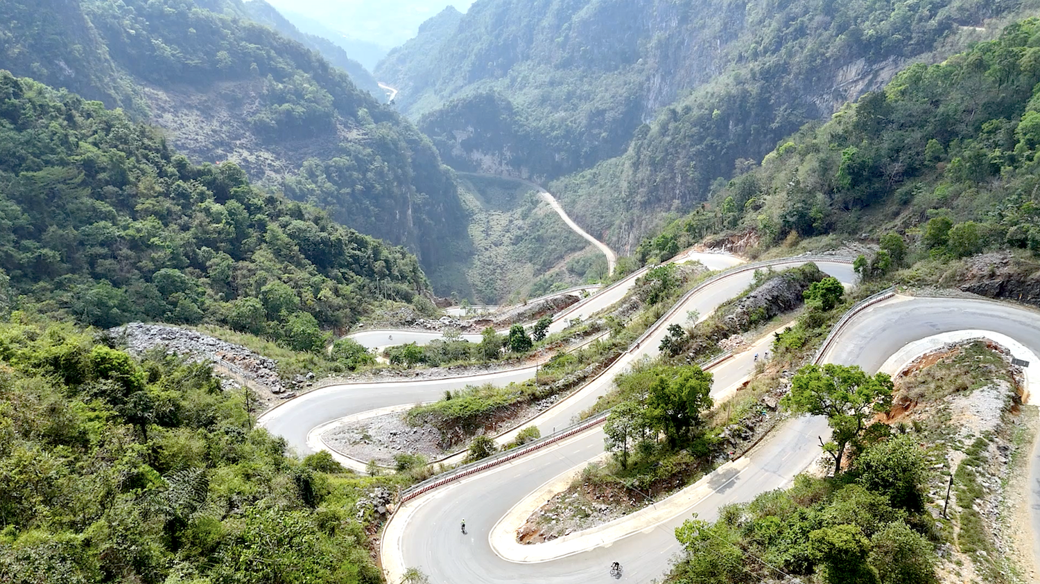 cycling-down-from-the-top-of-khau-coc-cha-pass