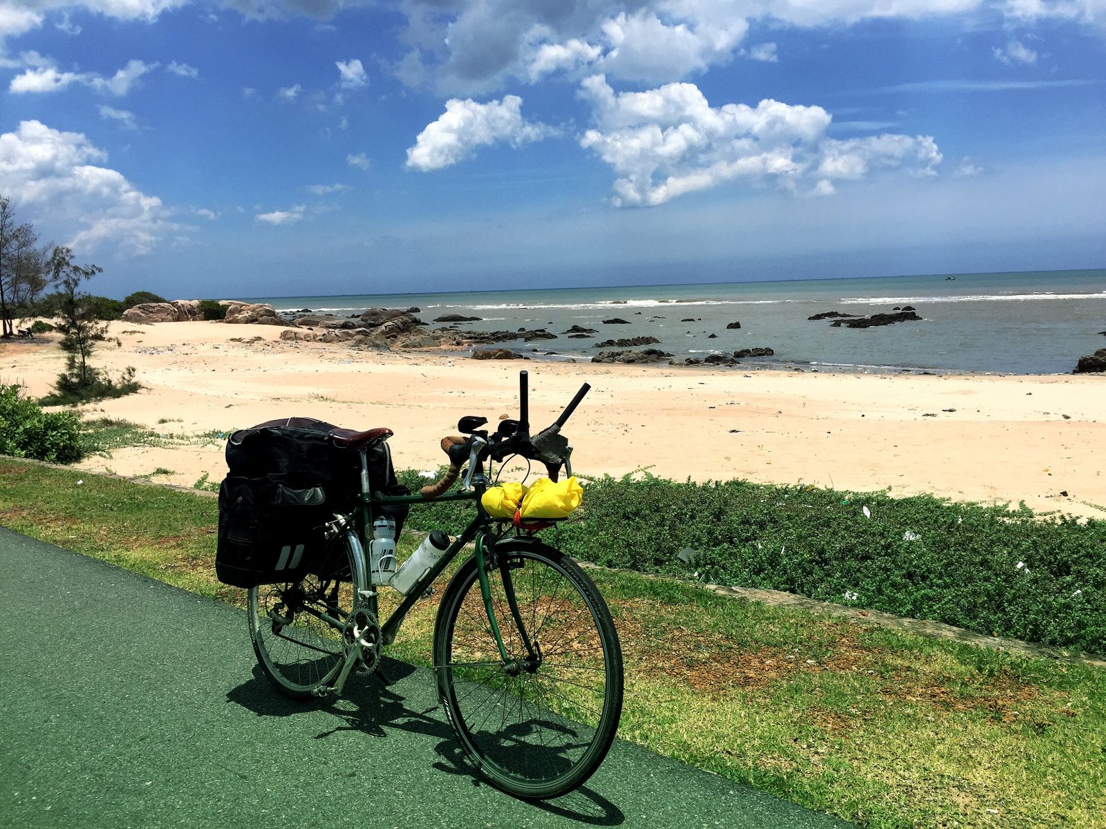 cycling-along-the-coast-vietnam